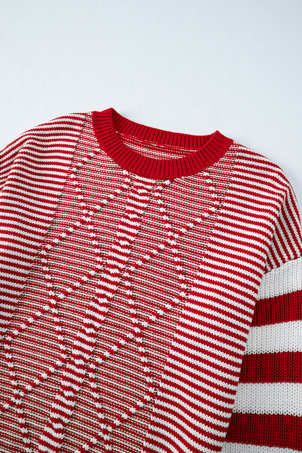 Rot gestreifter Pullover mit geometrisch strukturierter, überschnittener Schulter