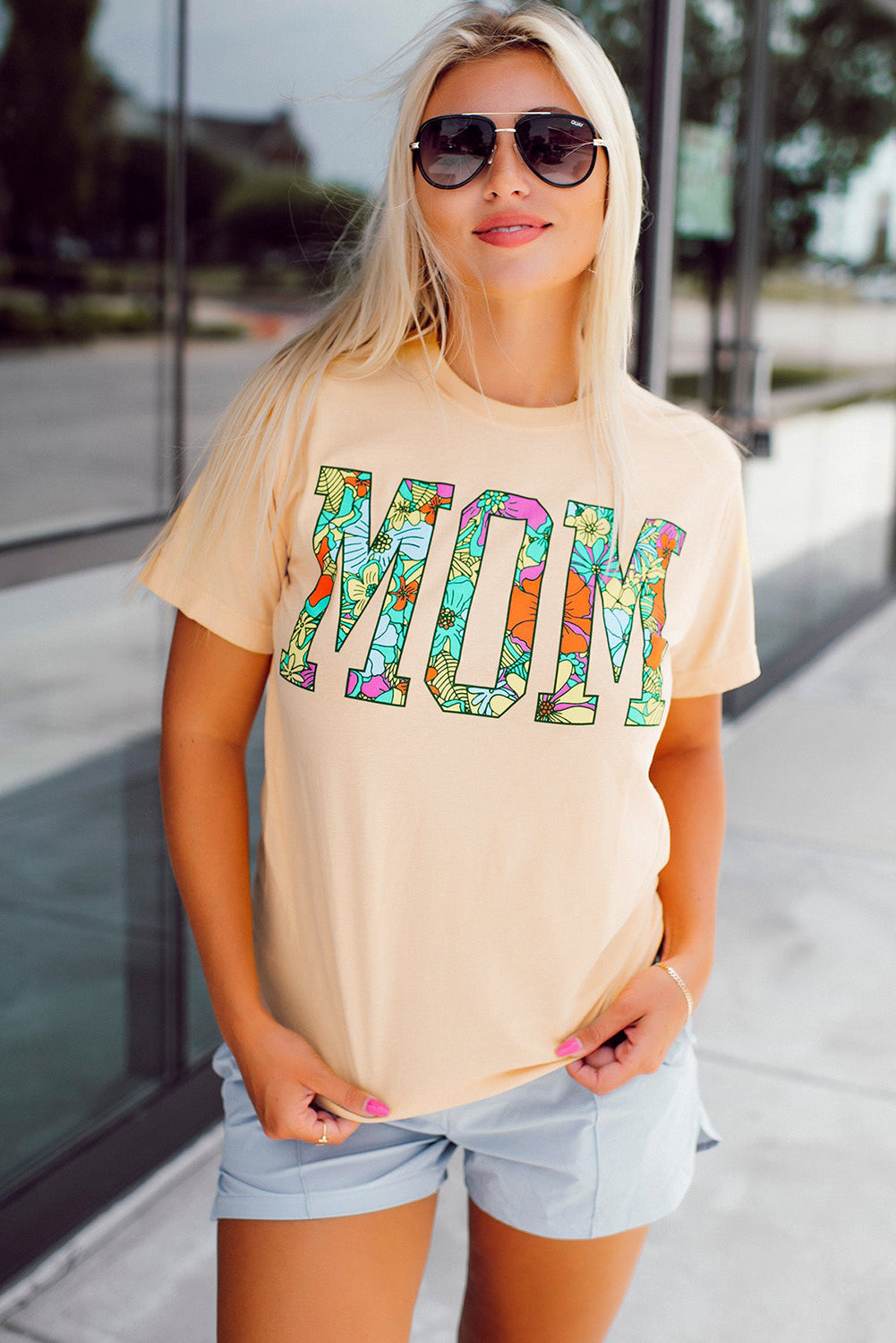 Khakifarbenes T-Shirt mit MOM-Blumenbuchstaben-Print
