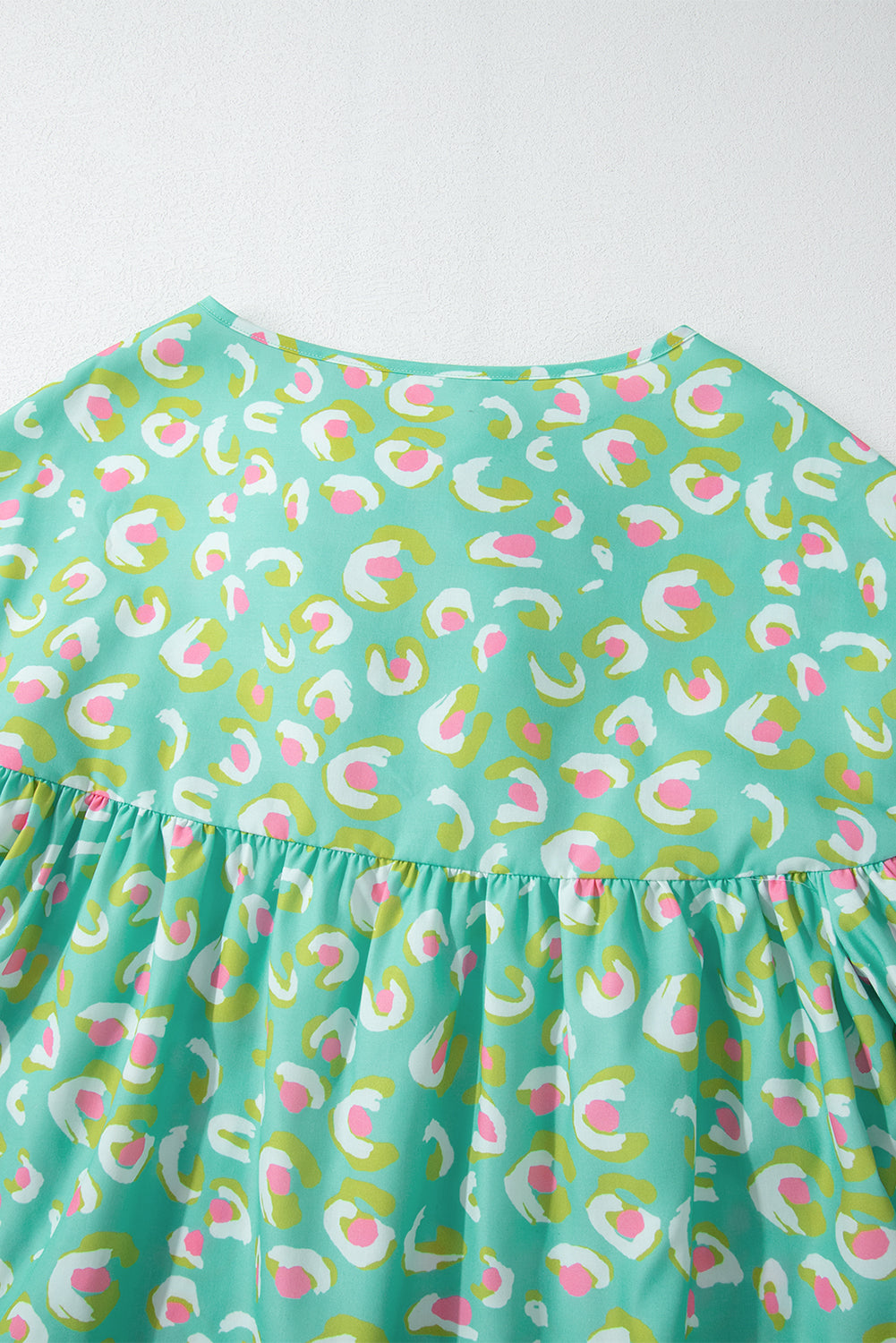 Grüne Babydoll-Bluse mit abstraktem Print und Schnürung und Laternenärmeln