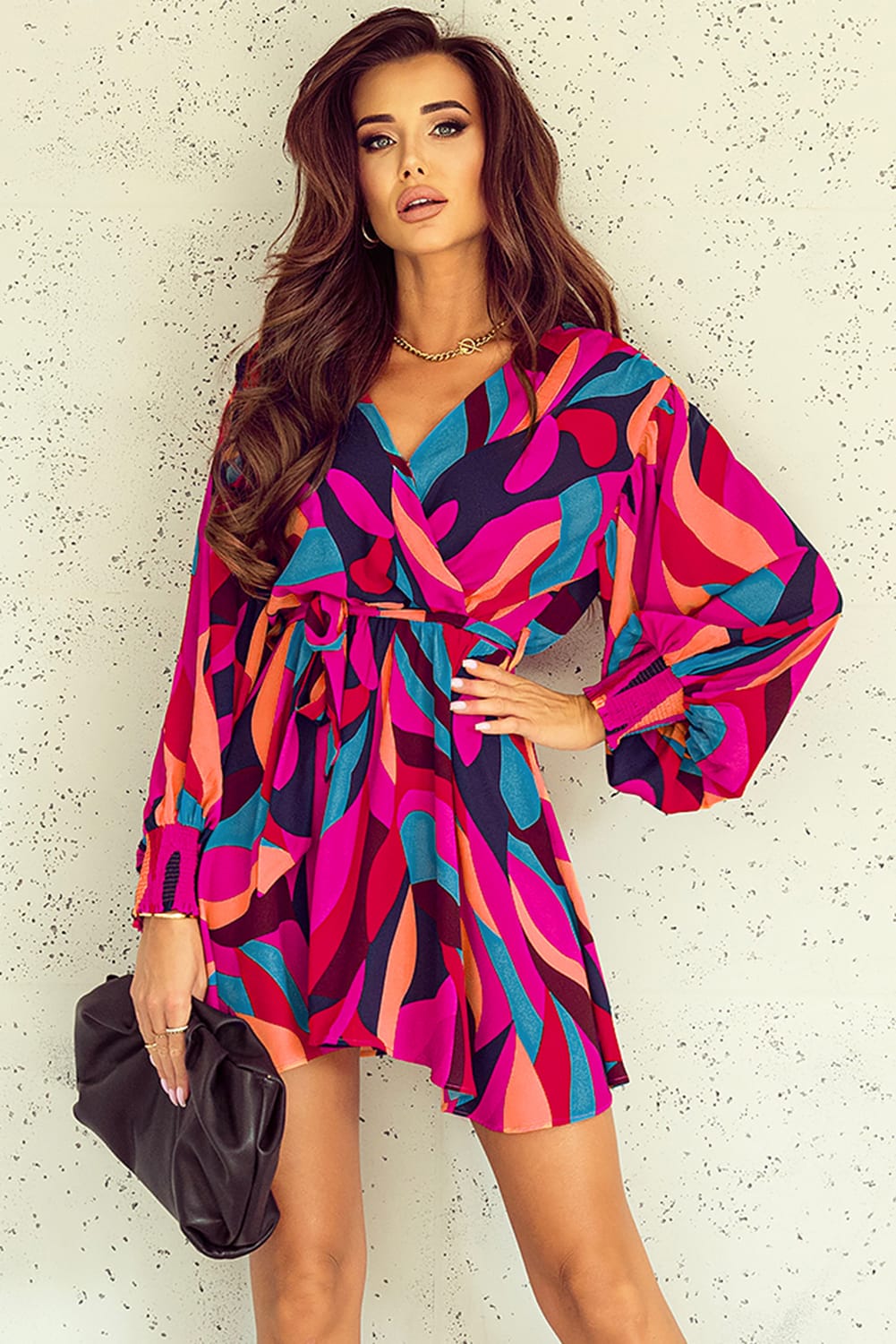 Feuerrotes Minikleid mit abstraktem Print und Gürtel und Puffärmeln