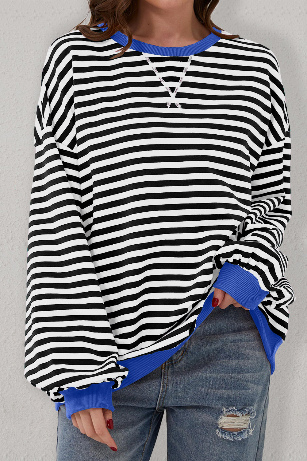 Oversize-Pullover mit Kontrastbesatz und schwarzen Streifen