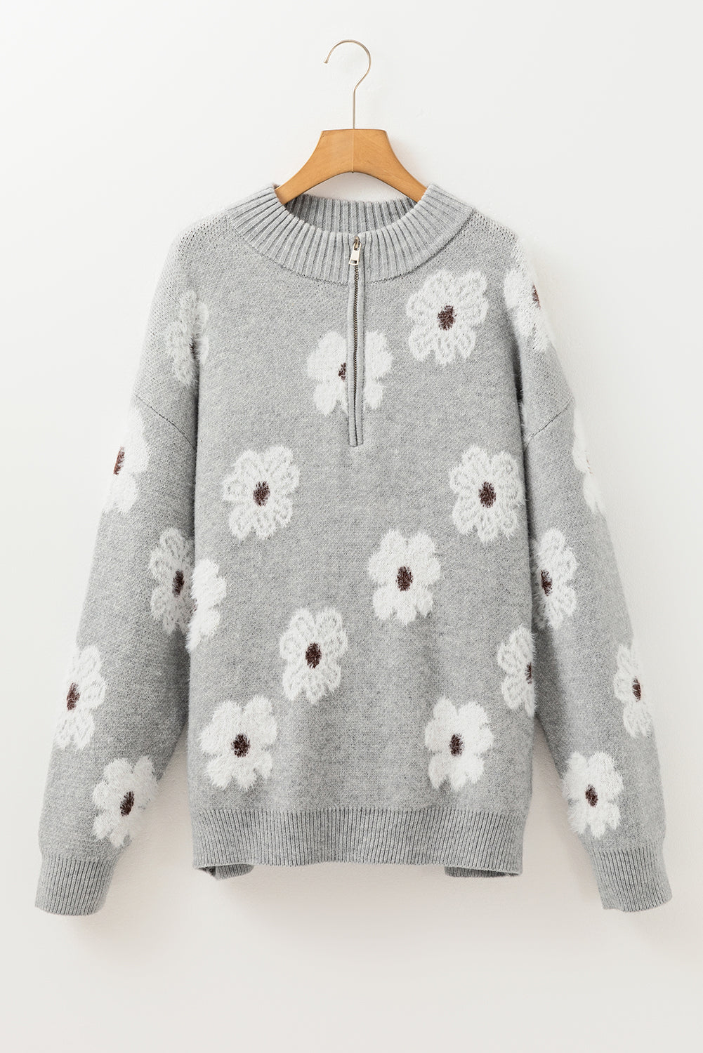 Grauer Pullover mit halbem Reißverschluss und Blumenmuster in Übergröße