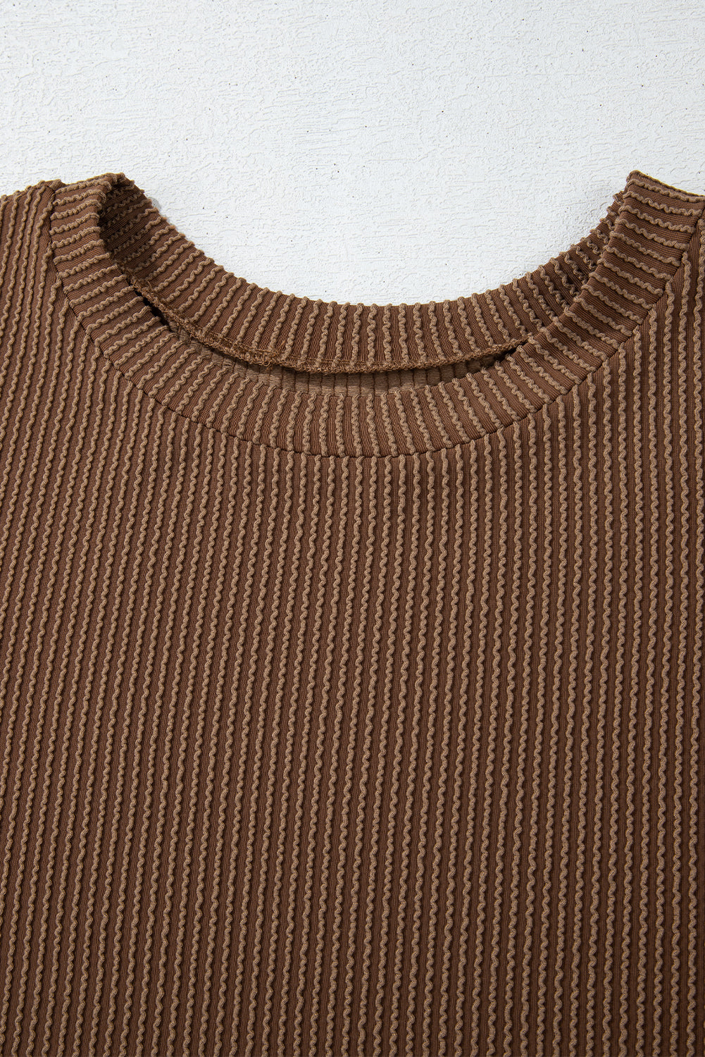Kastanienbraunes Set aus langärmligem Strickoberteil und Shorts mit hoher Taille