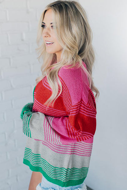Rosa gestreifter Strickpullover mit aufgesetzten Taschen und überschnittener Schulter