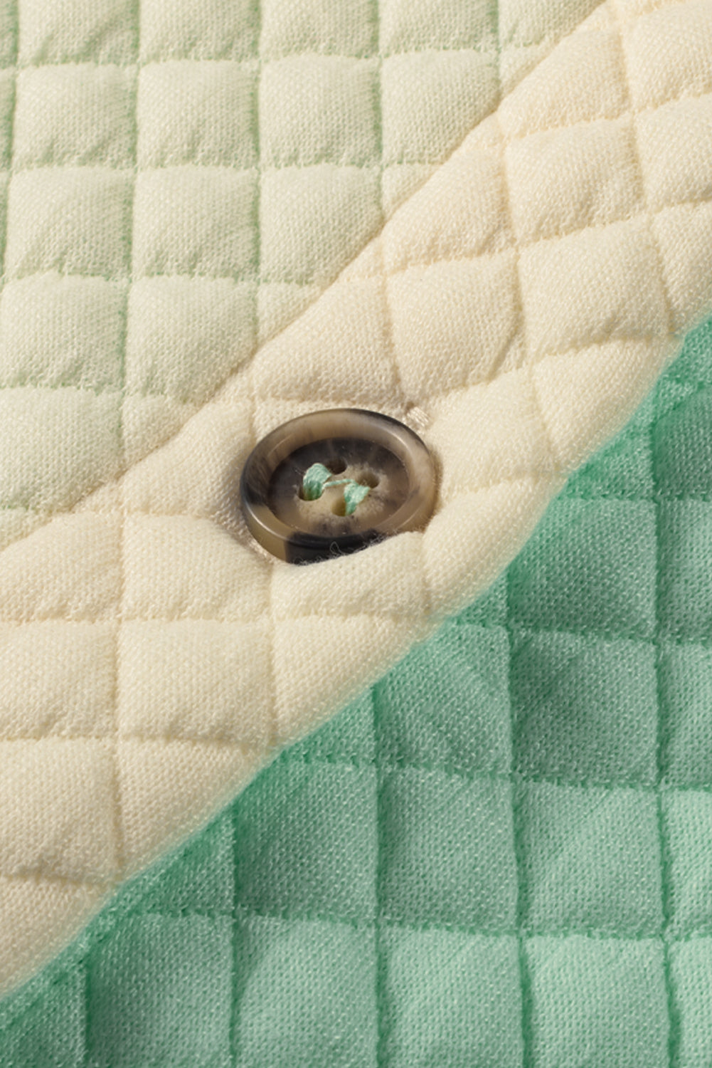 Grüne Steppjacke mit Patchwork-Patchwork-Klappentasche und Farbblock