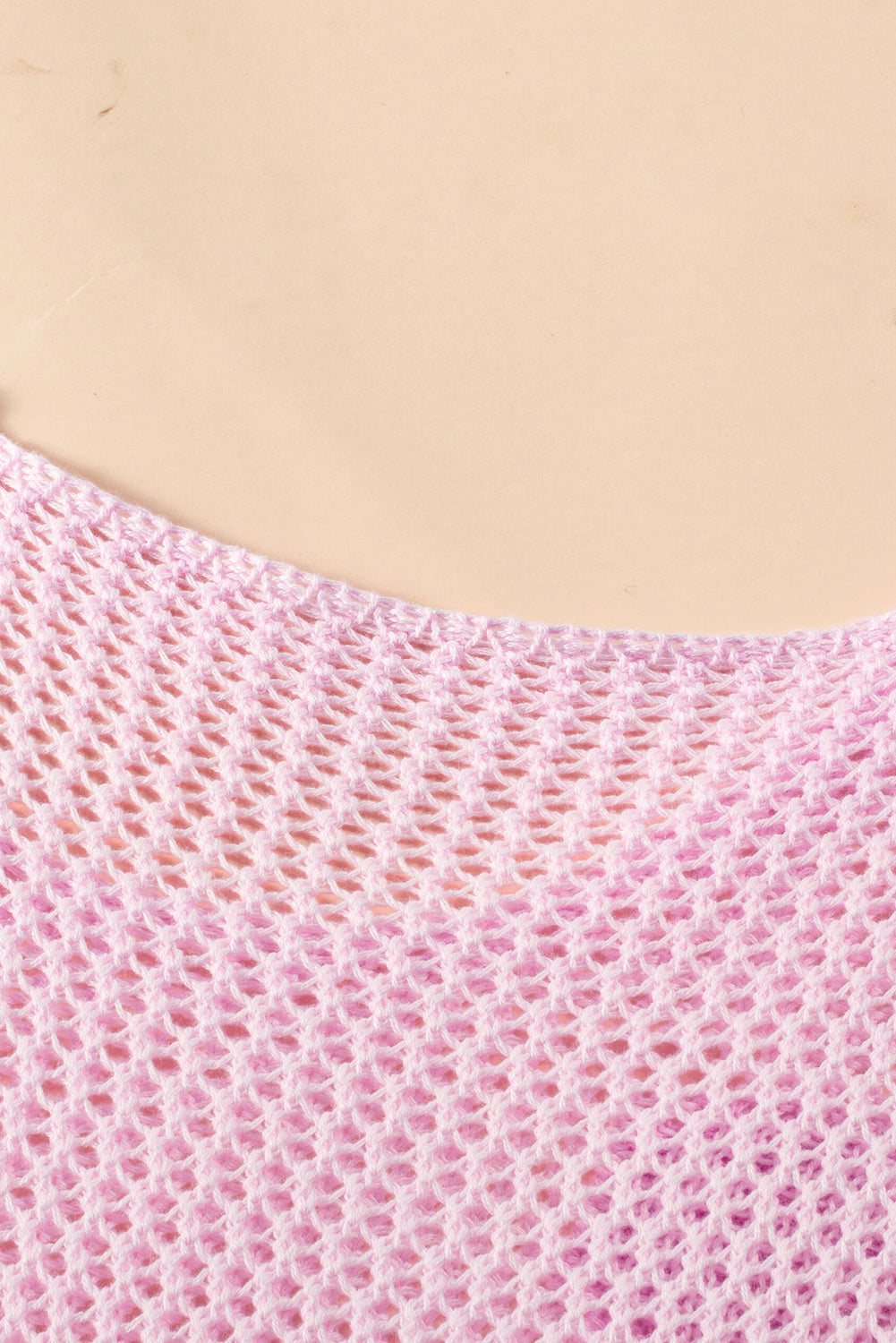 Hellrosa Strickpullover mit großer Blume und tief angesetzter Schulterpartie