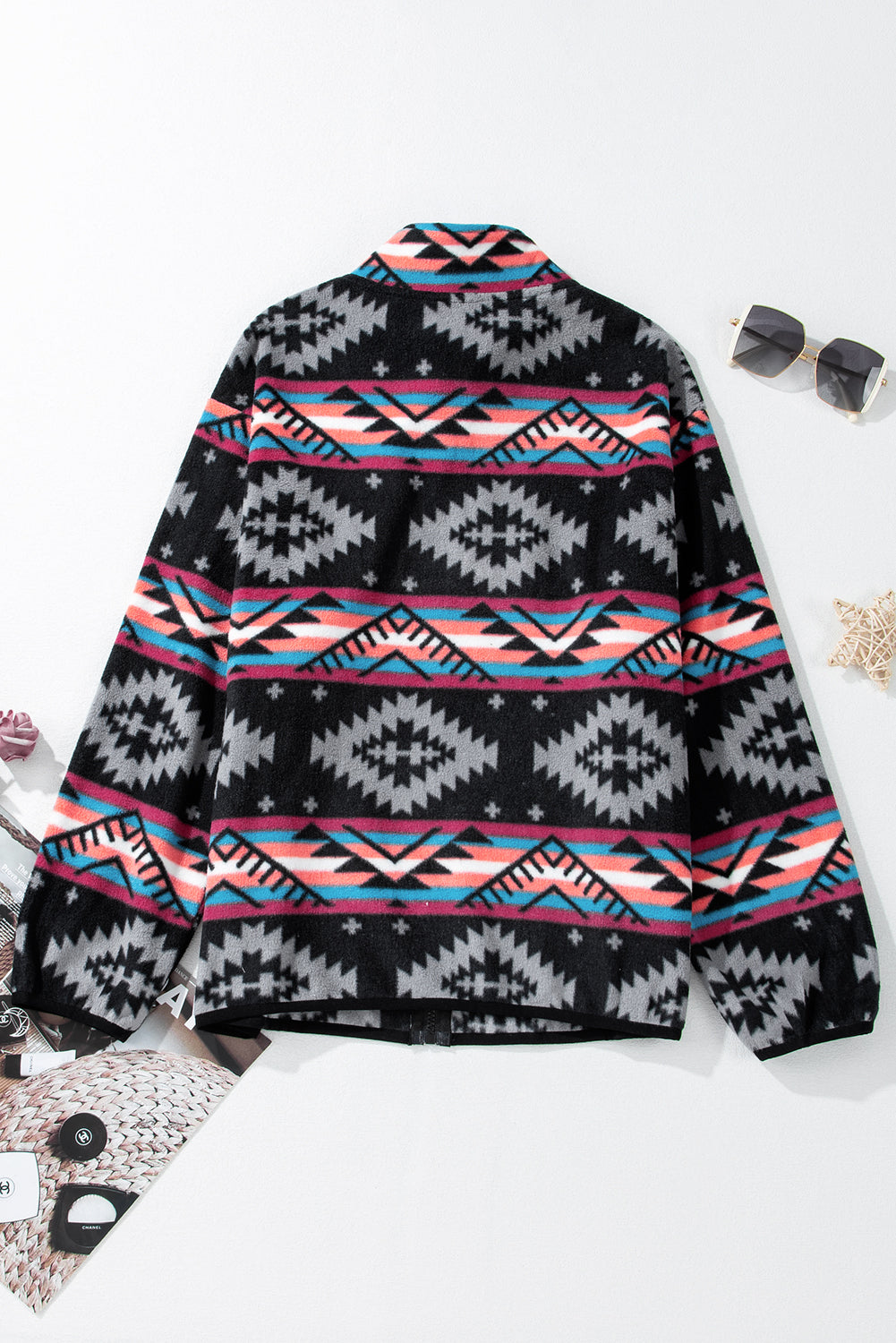 Schwarze Jacke mit Reißverschlusskragen und Aztekenmuster