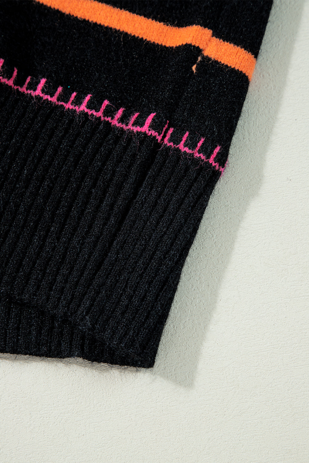 Schwarzer Pullover mit bunten Streifen und Rippenbesatz