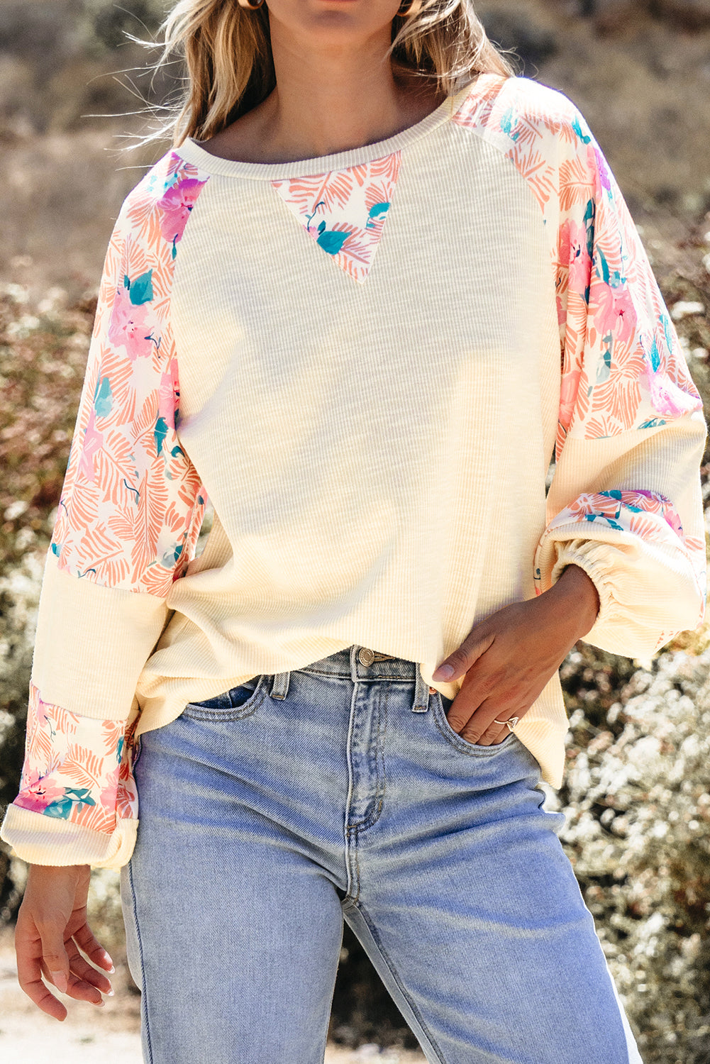 Aprikosenfarbene Bluse mit strukturiertem Patchwork und Ballonärmeln