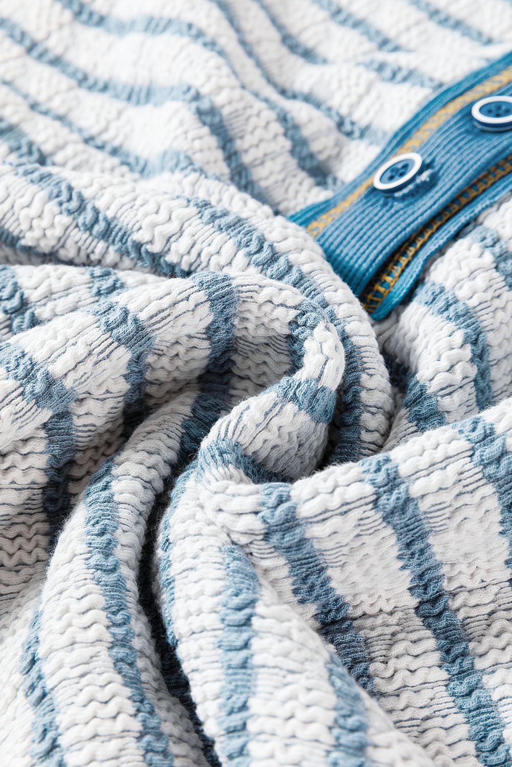 Himmelblaues Henley-Oberteil mit langen Ärmeln und Streifen, Rüschenbesatz und Knöpfen