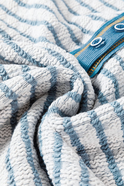 Himmelblaues Henley-Oberteil mit langen Ärmeln und Streifen, Rüschenbesatz und Knöpfen