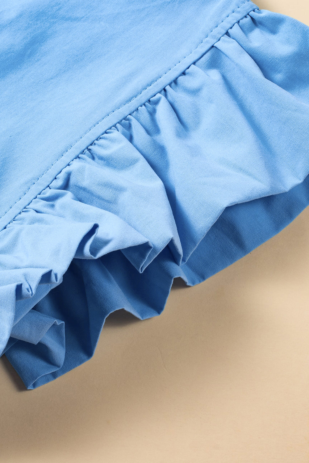 Beau Blue – Zickzack-Farbblockkleid mit Flatterärmeln, V-Ausschnitt und Stufendesign