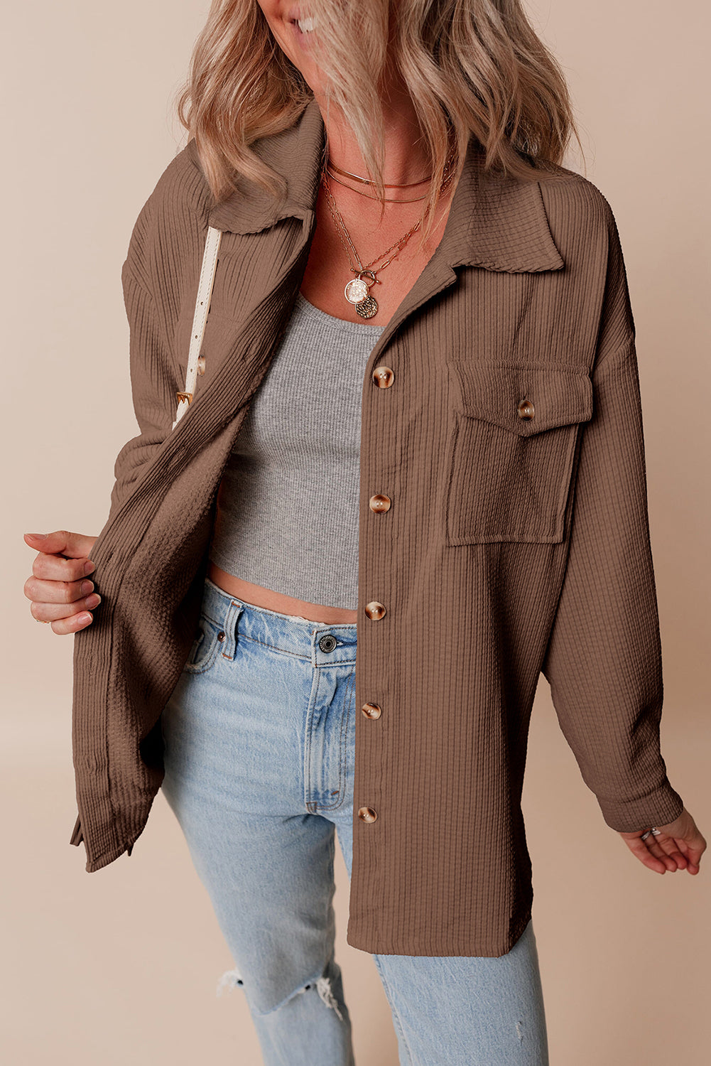 Kastanienbraune Cord-Shacket mit Pattentasche und Knopfleiste