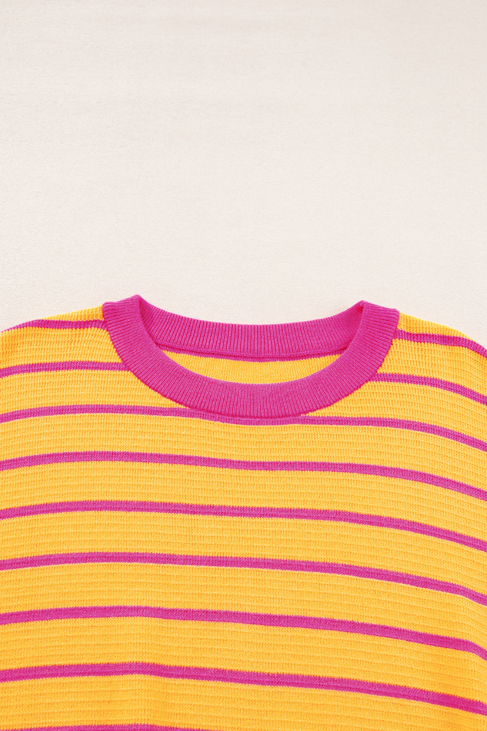 Orangefarbener Pullover mit Streifenbesatz, Rundhalsausschnitt und überschnittener Schulter