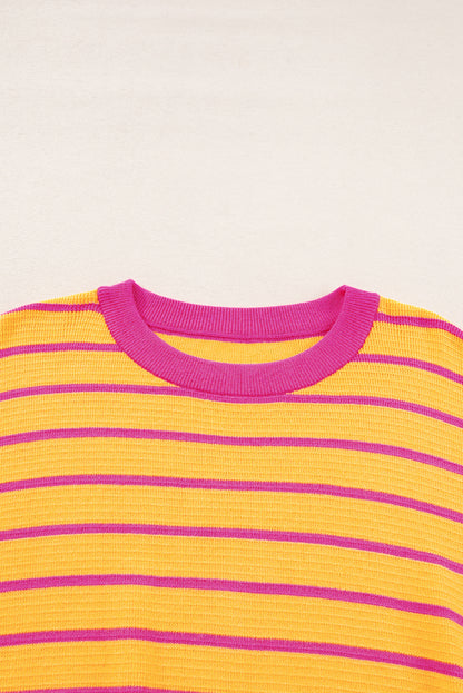 Orangefarbener Pullover mit Streifenbesatz, Rundhalsausschnitt und überschnittener Schulter