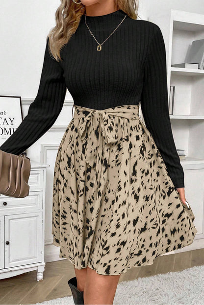 Schwarzes A-Linien-Kleid mit geripptem Patchwork-Muster und Gürtel