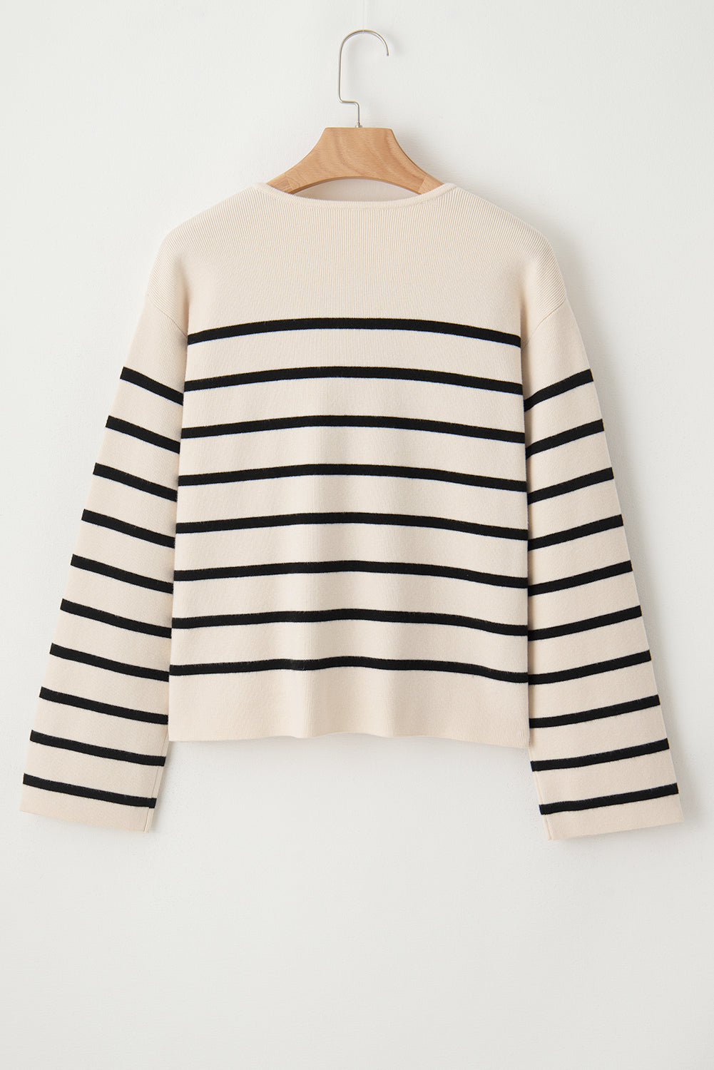 Schwarzer Cardigan mit Streifen, Pattentasche und Knöpfen
