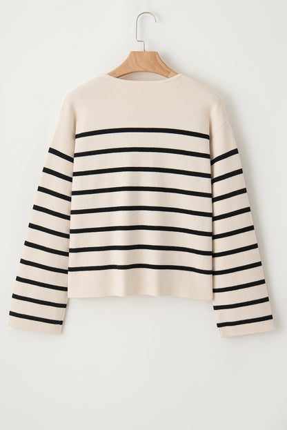 Schwarzer Cardigan mit Streifen, Pattentasche und Knöpfen