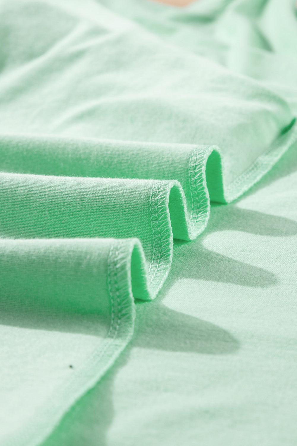 Islandblaues T-Shirt mit Rundhalsausschnitt und gerollten Ärmeln in Übergröße