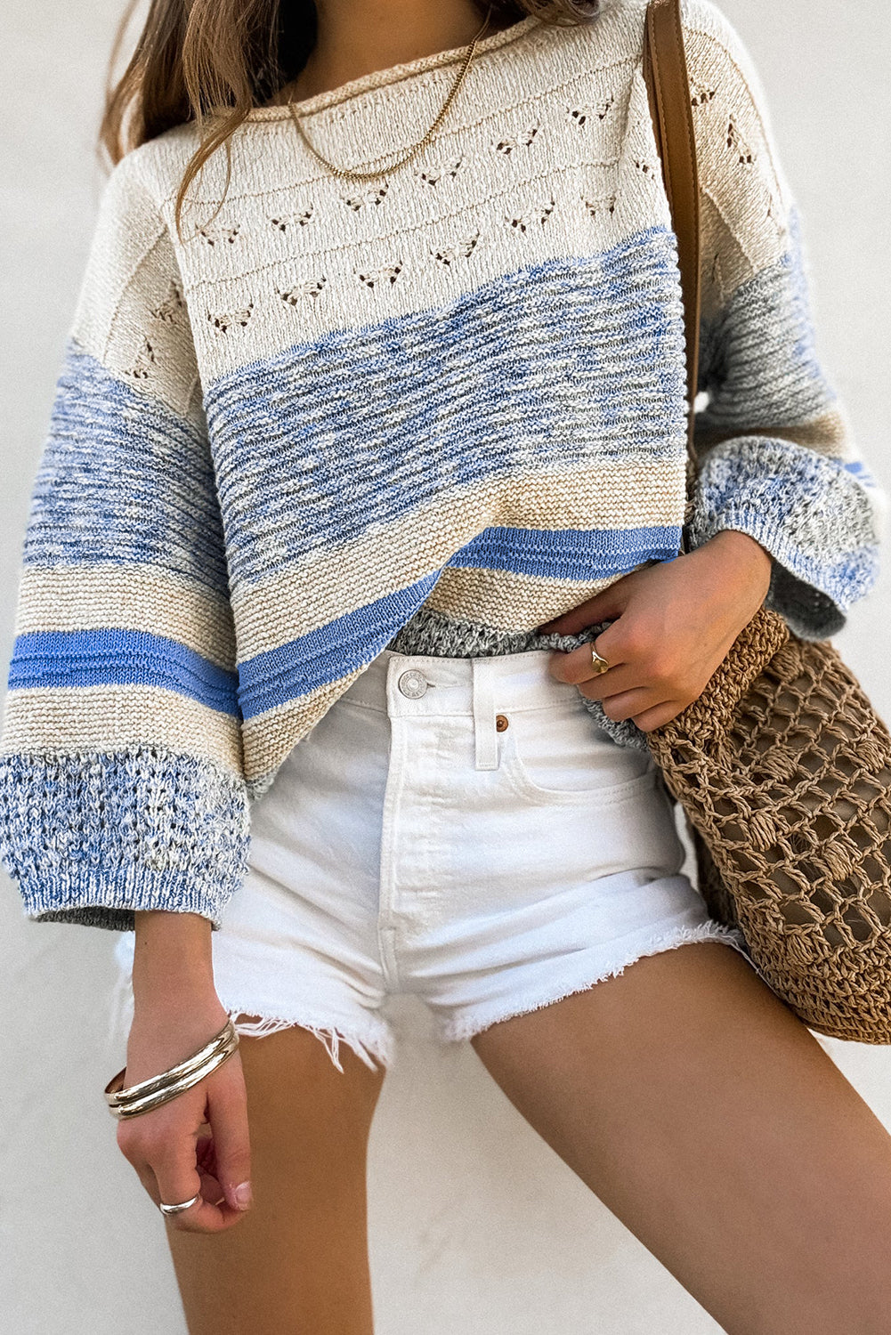 Hellblauer Pullover mit offenen Maschen und Puffärmeln