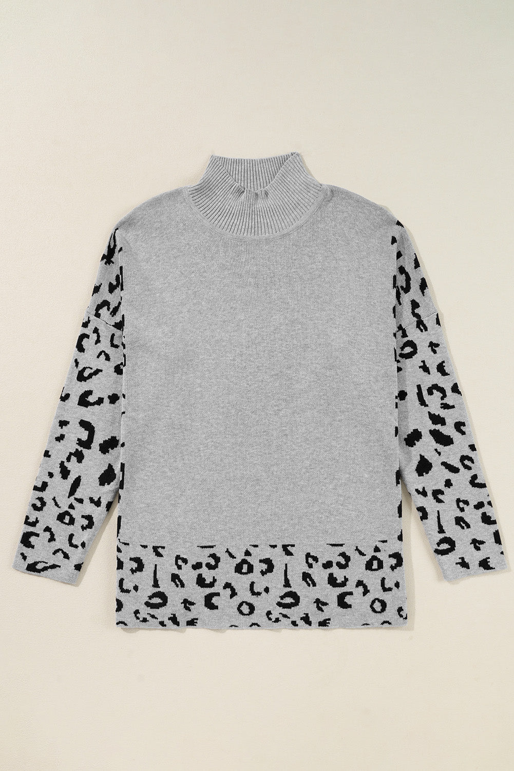 Grauer Oversize-Pullover mit Leopardenmuster und hohem Halsausschnitt und Seitenschlitz