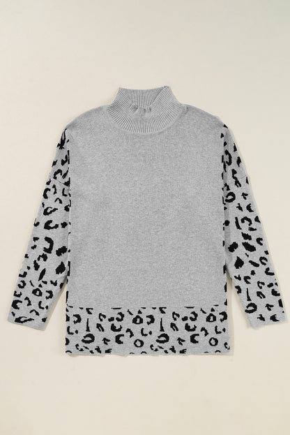 Grauer Oversize-Pullover mit Leopardenmuster und hohem Halsausschnitt und Seitenschlitz