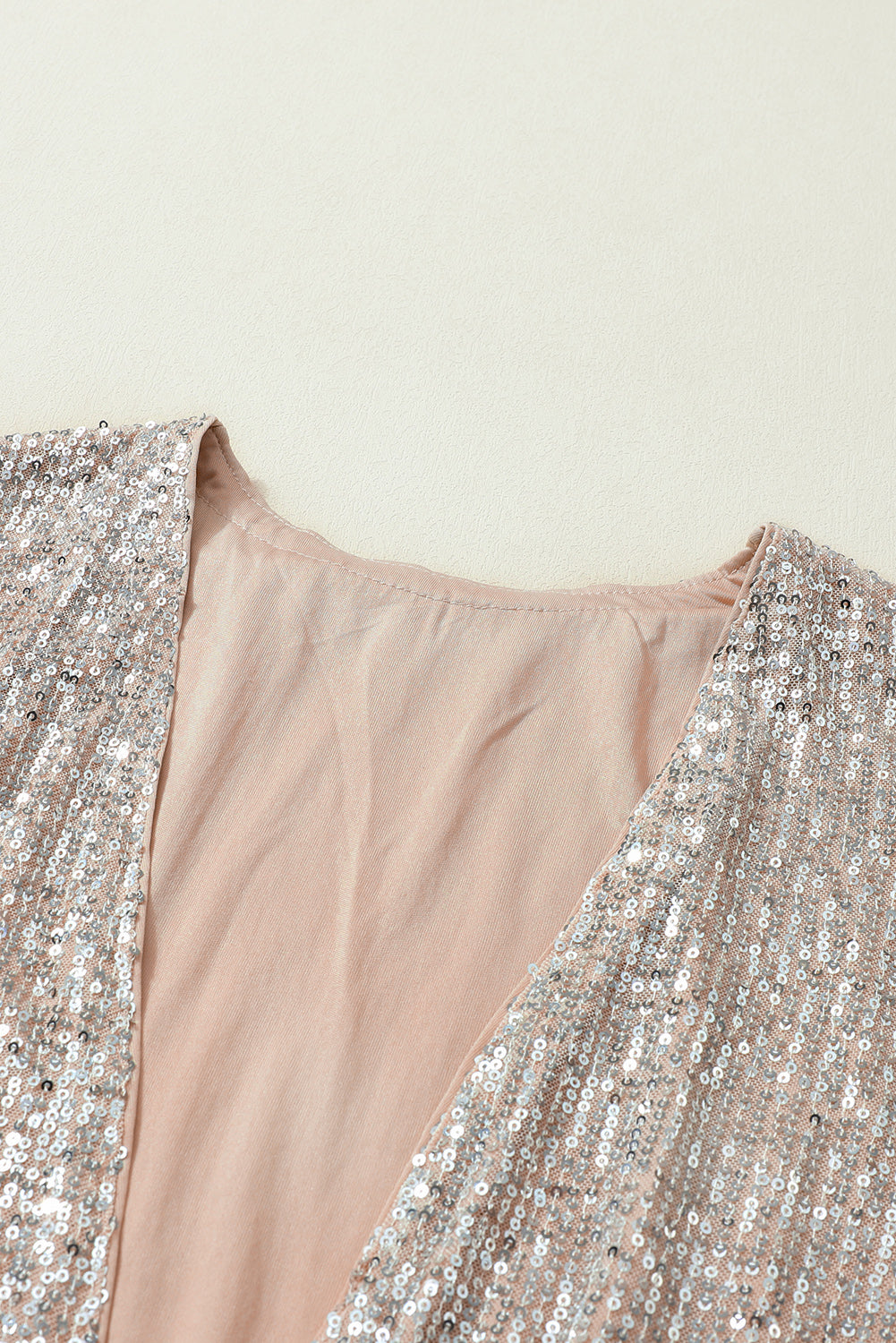 Aprikosenfarbener Kimono mit Pailletten und 3/4-Ärmeln und offener Vorderseite