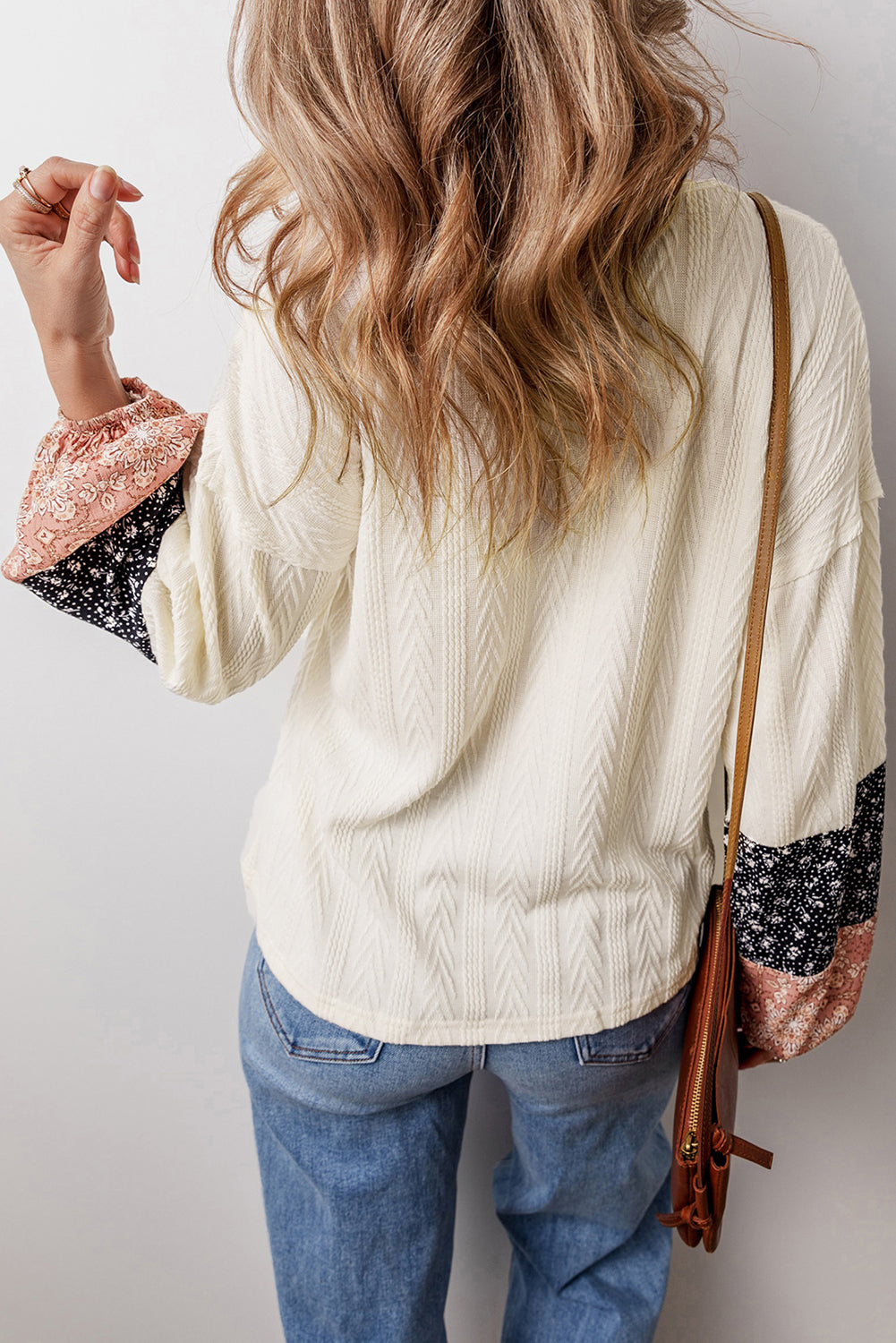Beige Bluse mit V-Ausschnitt und Blumen-Patchwork-Struktur
