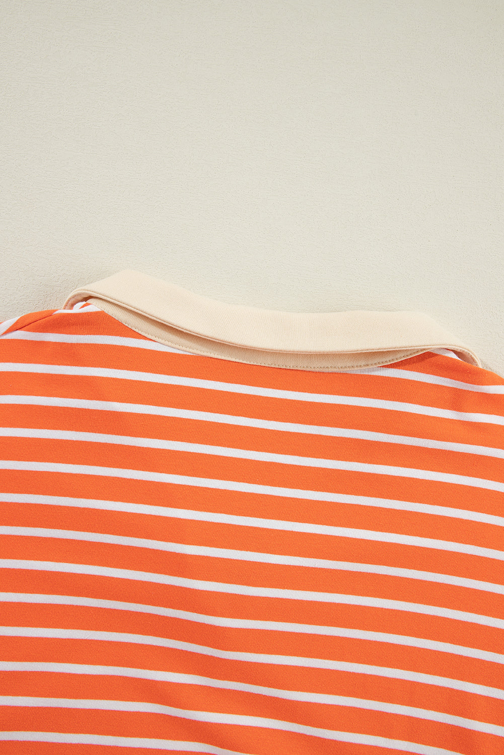 Orangefarbenes Sweatshirt mit Farbblockdesign und lockerer Passform, Kragen und überschnittenen Schultern