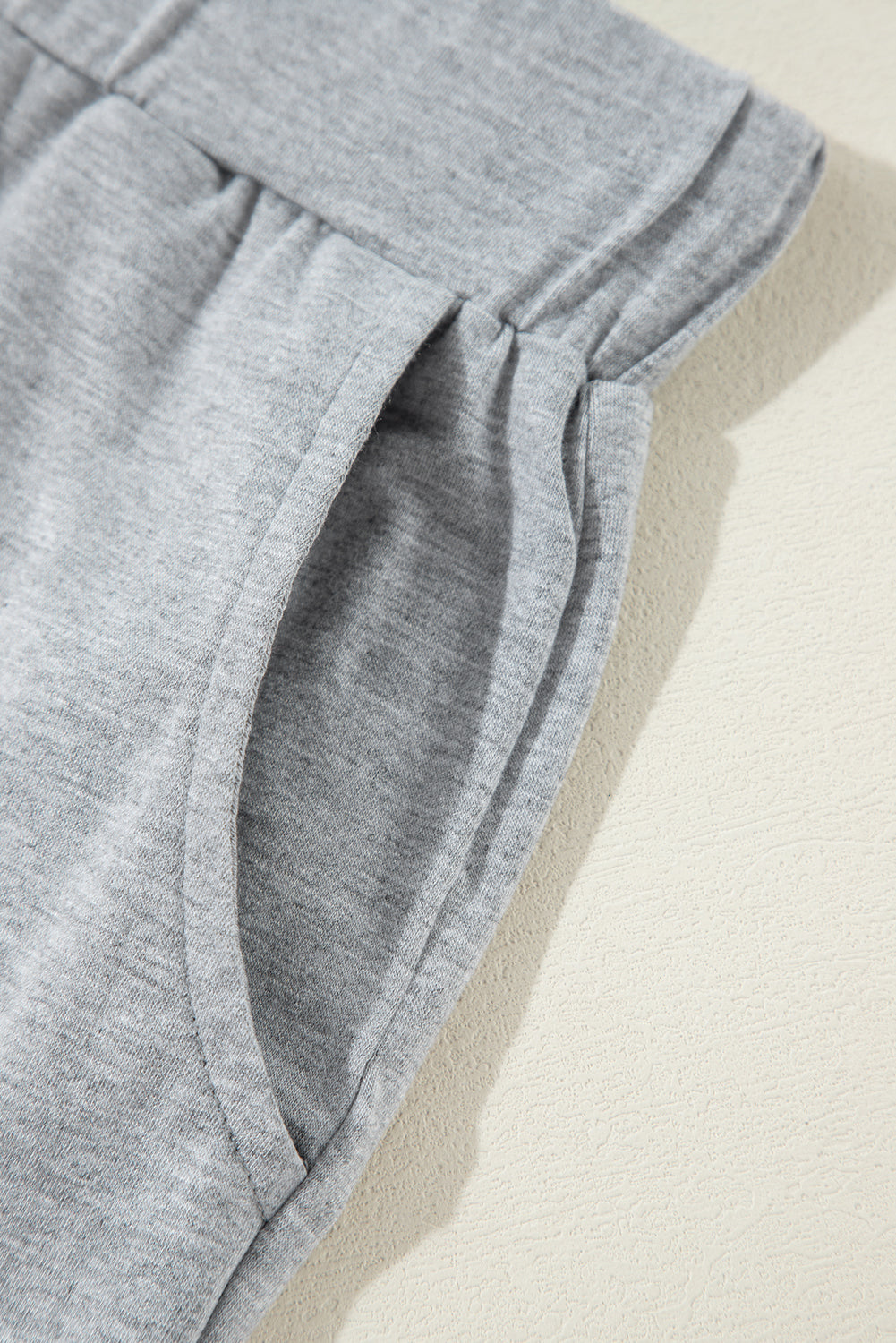 Hellgraues Lounge-Set mit langer Strickjacke und engen Hosen