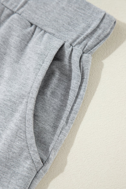 Hellgraues Lounge-Set mit langer Strickjacke und engen Hosen