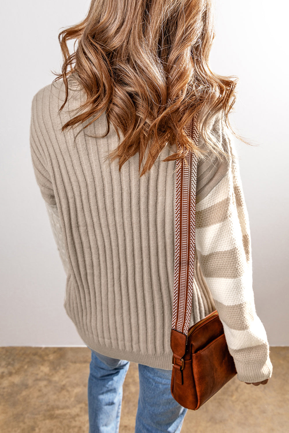 Khakifarbener Pullover mit Zopfmuster und Colorblock-Muster, Rundhalsausschnitt und überschnittener Schulter