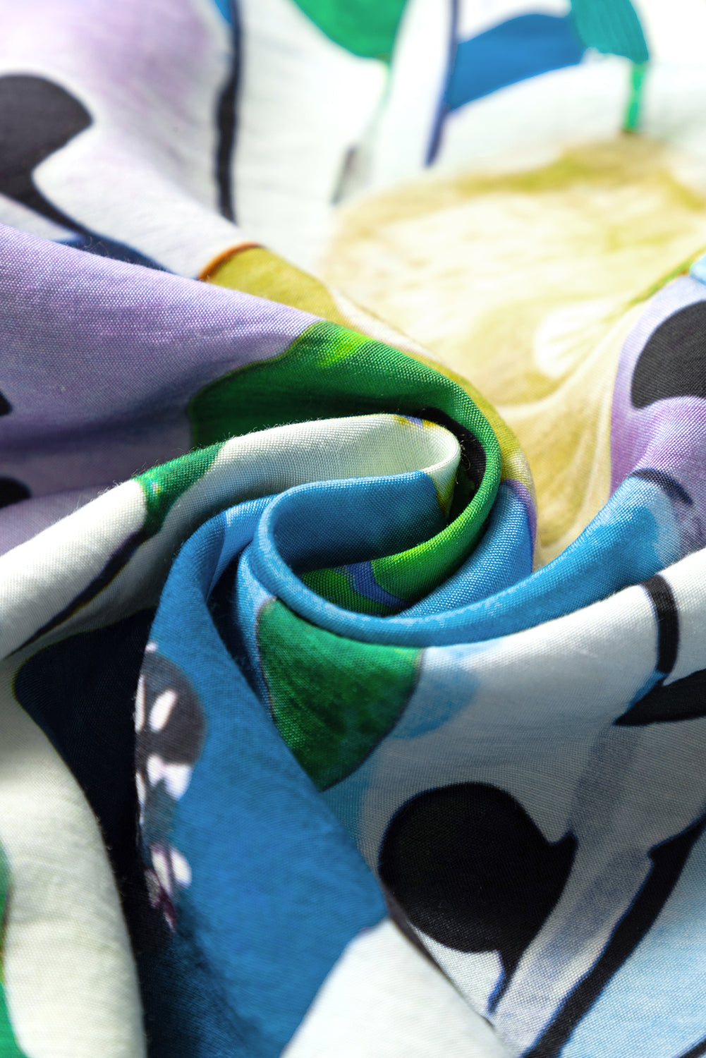 Hellblaue Bluse mit Blumenmuster und Schlitz und V-Ausschnitt, kurzärmlig