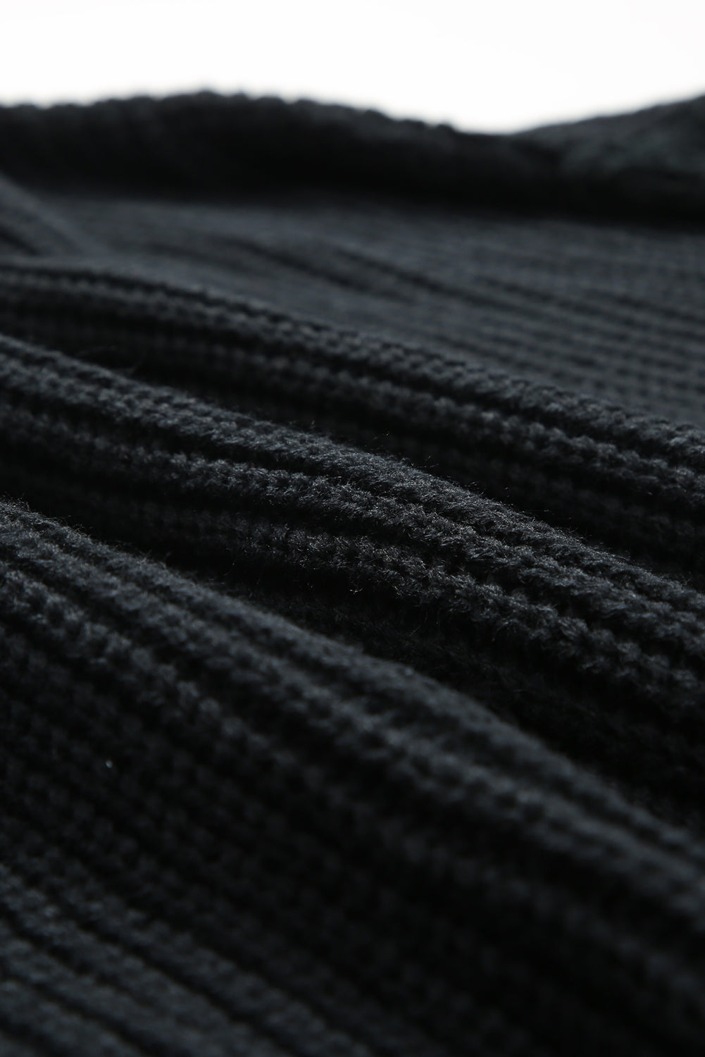 Schwarzer, lockerer Pullover mit Häkelmuster und Glockenärmeln