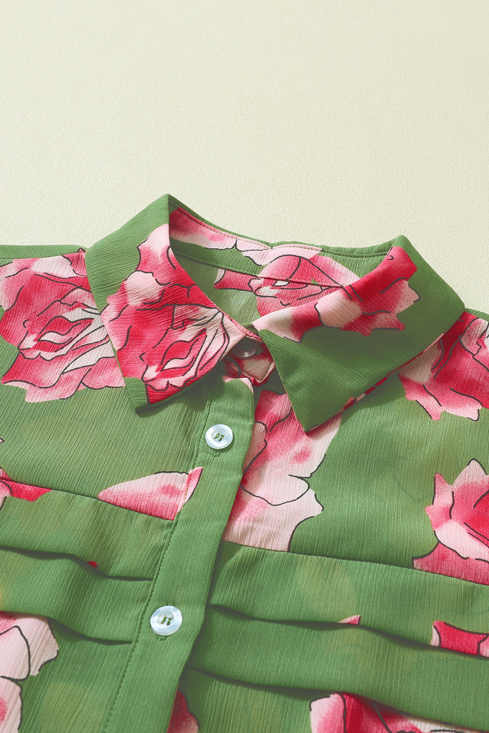 Grünes Hemd mit Puffärmeln und Blumenmuster