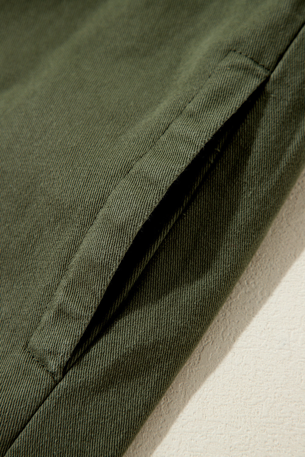 Moosgrüne Jacke mit Druckknopf-Reißverschluss und engem Taillenkragen