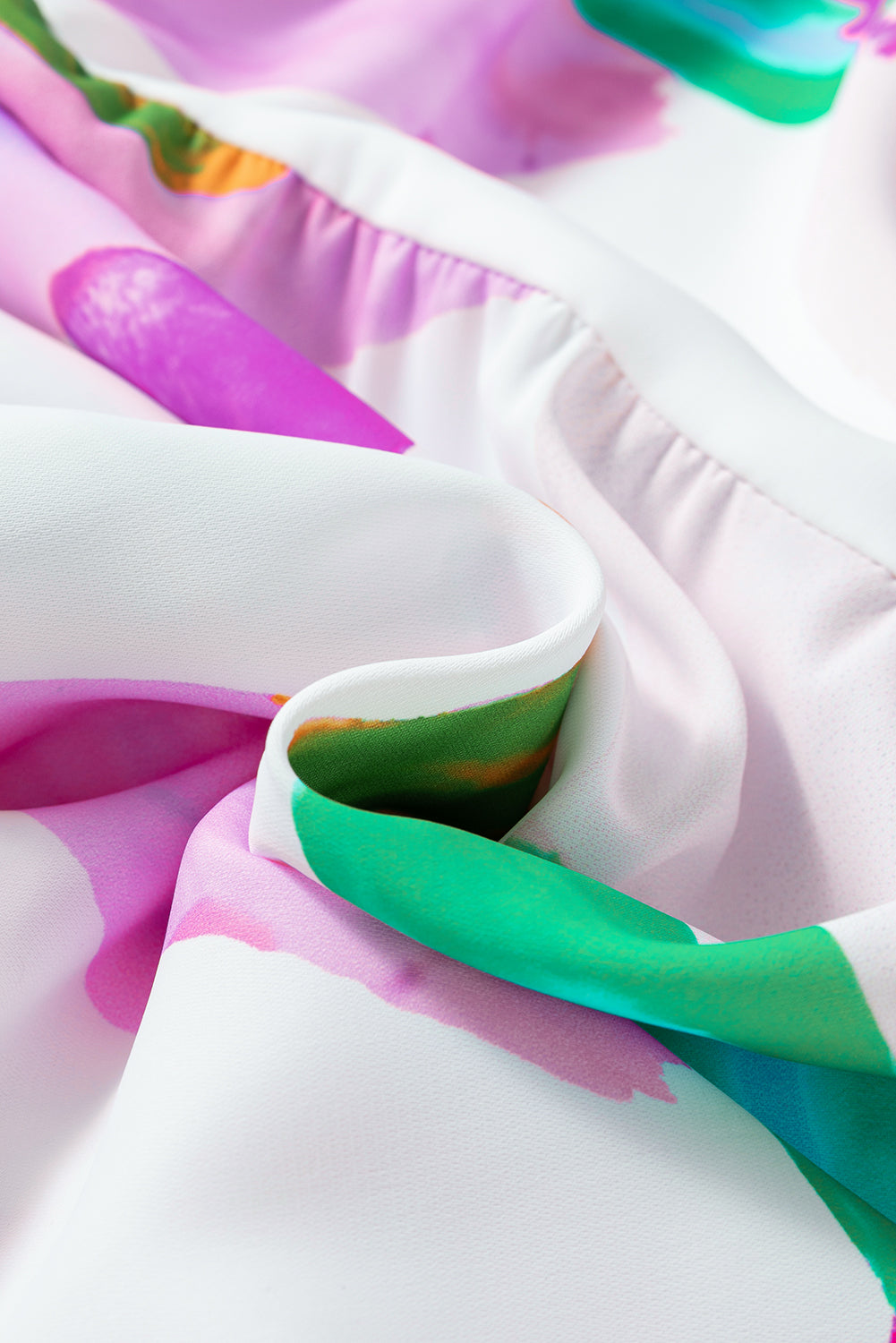 Lilafarbenes Midikleid mit abstraktem Print und Puffärmeln und gesmoktem Rücken