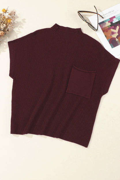 Mineralroter, gerippter Strickpullover mit aufgesetzten Taschen und kurzen Ärmeln