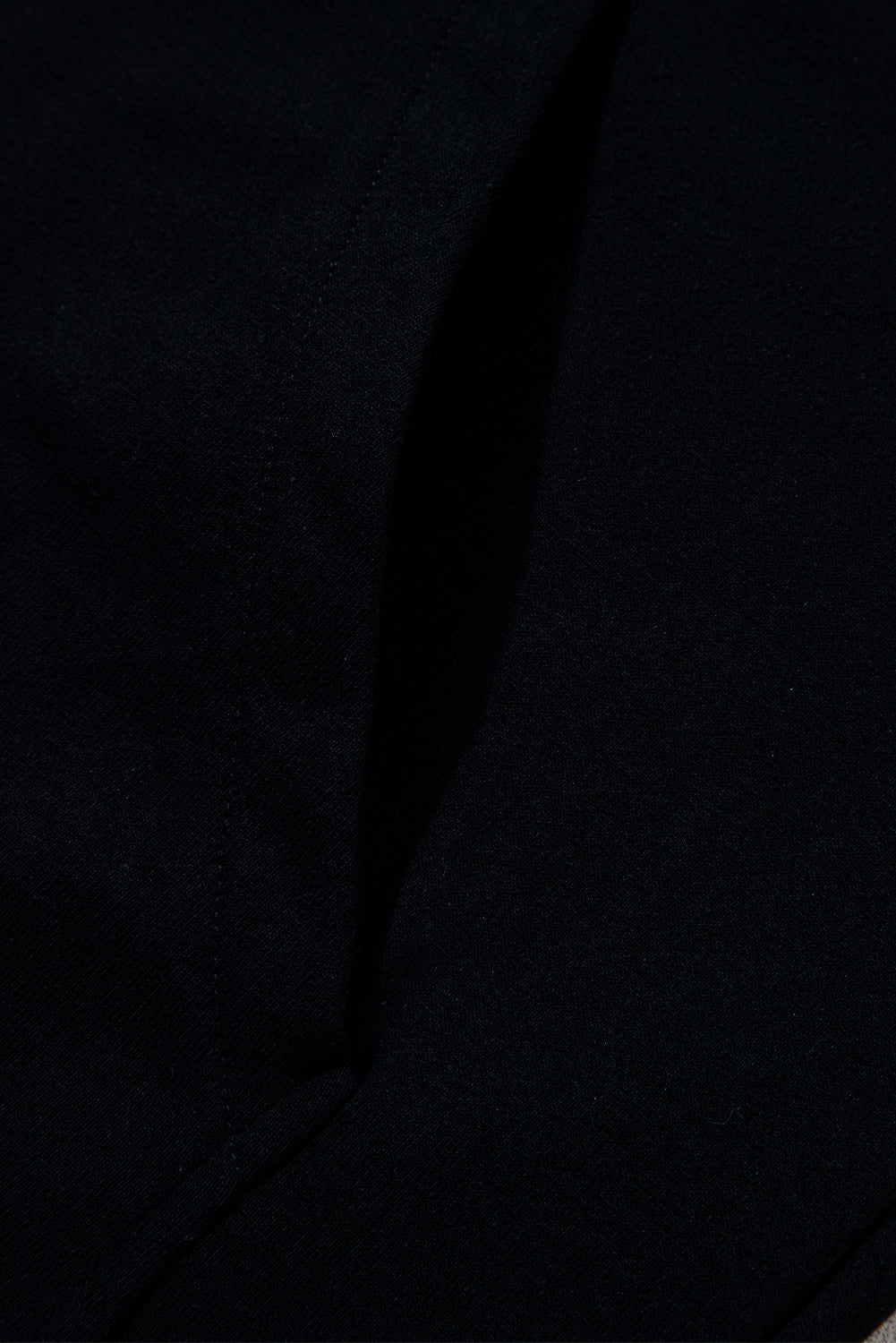 Schwarzer, kurzärmliger Hoodie mit halbem Reißverschluss und Kängurutasche