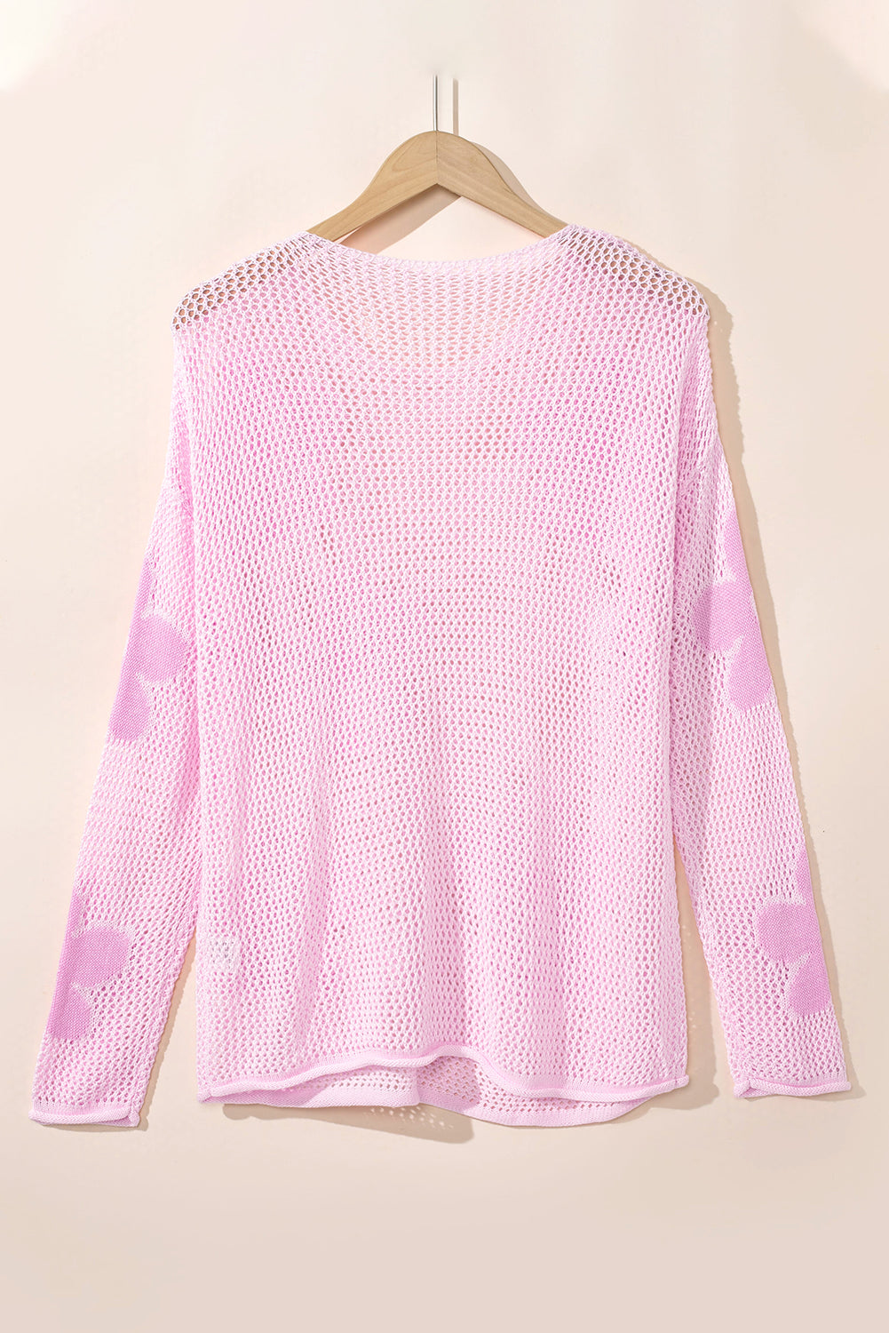 Hellrosa Strickpullover mit großer Blume und tief angesetzter Schulterpartie