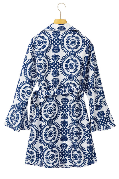 Blaues Kleid mit Blumenmuster, V-Ausschnitt, Wickelknoten und langen Ärmeln