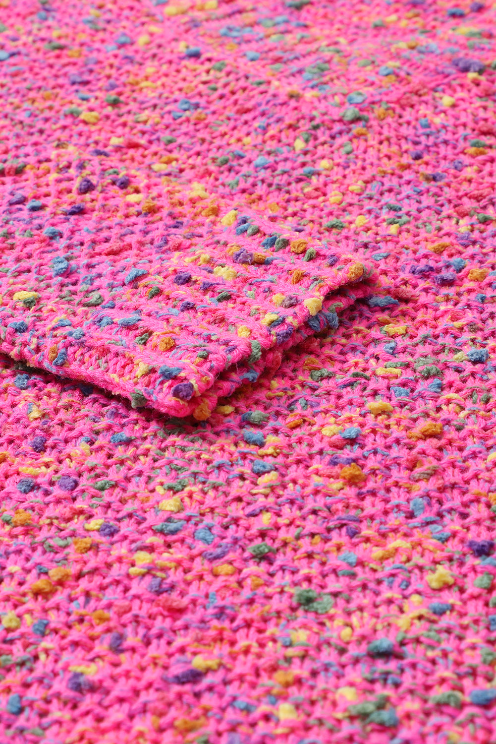 Dunkelrosa bunt gepunkteter Strickpullover mit V-Ausschnitt