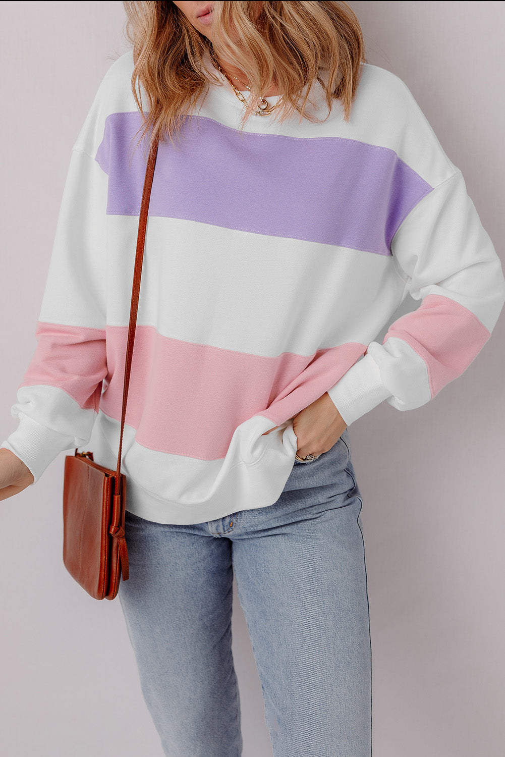 Beiges Sweatshirt mit Rundhalsausschnitt und Patchwork-Farbblockdesign mit überschnittener Schulter