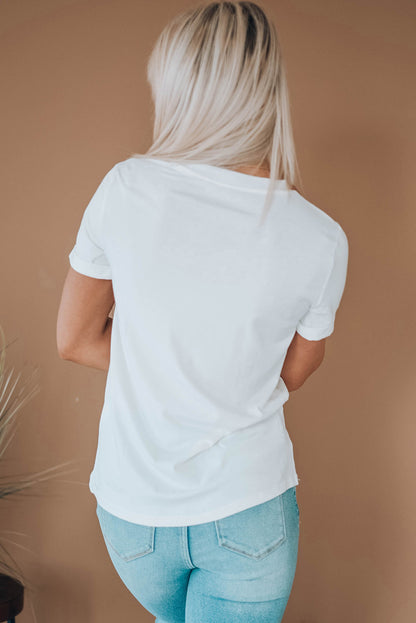 Weißes T-Shirt mit Herbstbrise und Herbstblättern