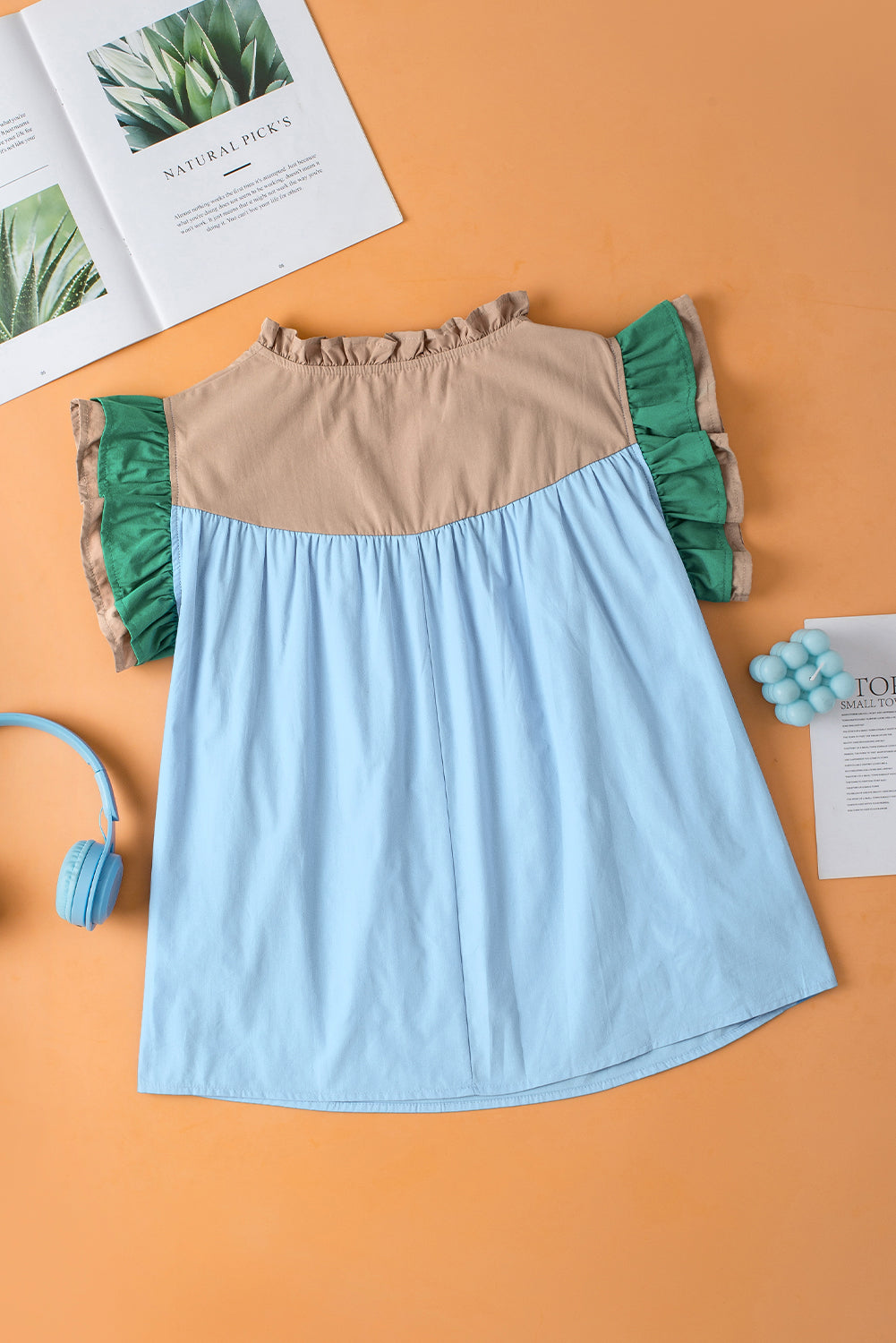 Nebelblaue Bluse mit V-Ausschnitt und Rüschenärmeln in Colorblock-Optik