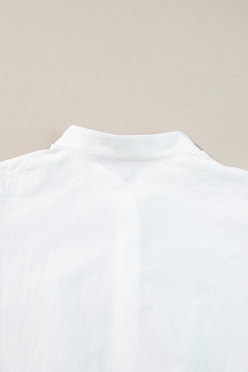 Weißes, kurzärmliges, langes Kleid mit Farbblock-Zickzack-Besatz und Kordelzug in der Taille