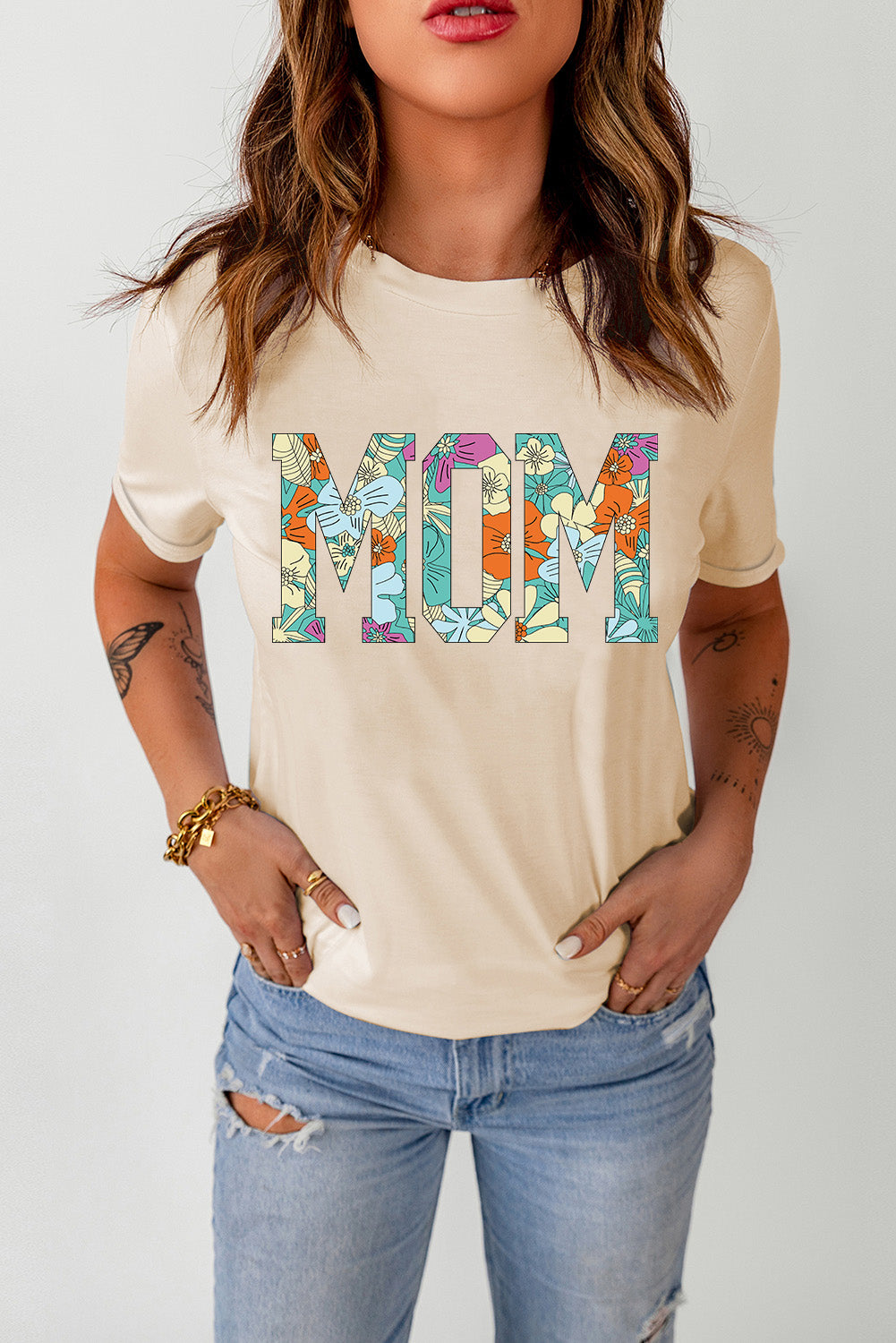 Khakifarbenes T-Shirt mit MOM-Blumenbuchstaben-Print