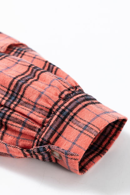Rotes kariertes Langarmhemd mit seitlichem Schlitz und Used-Look-Saum