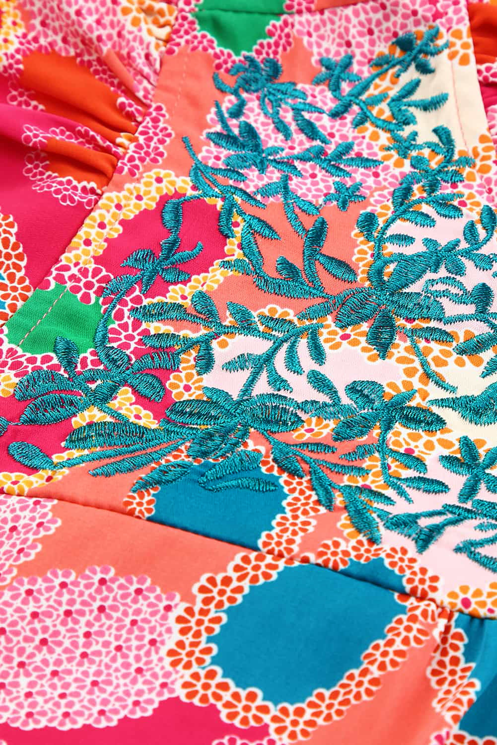 Rosa Tanktop mit Blumenmuster und Rüschenbesatz und Stickerei