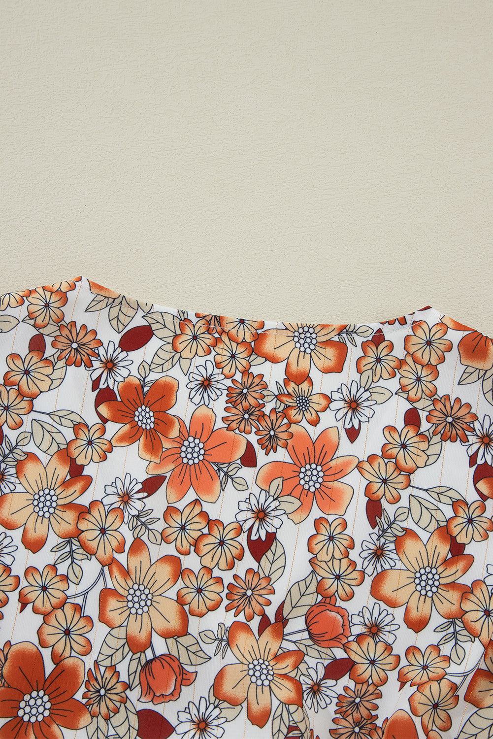 Khakifarbenes, gerüschtes, gestuftes, langärmliges Midikleid mit V-Ausschnitt und Blumenmuster